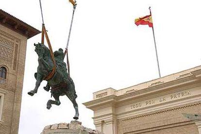 Una grúa retira la estatua ecuestre de Francisco Franco que presidía el acceso principal de la Academia General Militar de Zaragoza.