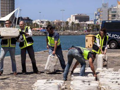 Especialistas del Grupo Especial de Operaciones (GEO) de la Policía Nacional, abordaron un barco con dos toneladas de cocaína a 700 millas al suroeste de Cabo Verde en dirección a Europa. La droga fue descargada en el Arsenal Militar de Las Palmas de Gran Canaria (en la foto).