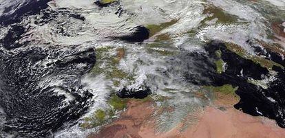 La Agencia Estatal de Meteorología prevé este domingo, viento fuerte con lluvias localmente persistentes en Andalucíal.