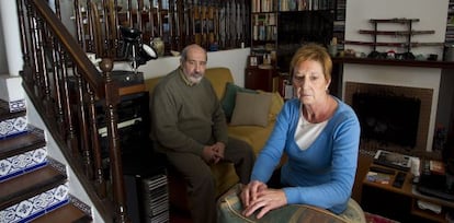 Encarnación Abalos y Manuel Galván en la casa de alquiler donde viven ahora en Málaga.