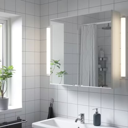 Los armarios con espejo son muy útiles para colocar sobre el lavabo del baño. IKEA.