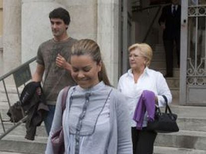 Jesulín de Ubrique, María José Campanario y su madre, Remedios Torres, salen de la Audiencia Provincial de Cádiz.