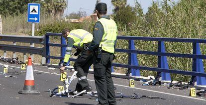 Agentes de la Guardia Civil inspeccionan en mayo de 2017 una carretera de Oliva (Valencia) donde se produjo un atropello.
