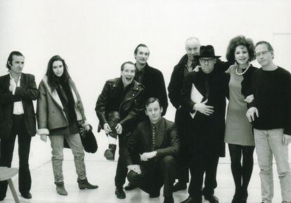La galerista Juana de Aizpuru (segunda por la derecha), presencia histórica en el Cock, el día de la inauguración de la muestra de Kippenberger, Kosuth y Steinbach, en su galería, en 1991. Con ella, entre otros, Luis Claramunt, Mike Kelley, Juan Muñoz y Jiří Dokoupil.