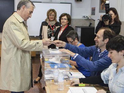 Ramón Jáuregui vota en los comicios europeos en su colegio electoral de Vitoria.