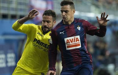 Mario Gaspar pugna con Dani García.