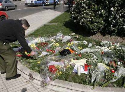 Un hombre deposita un ramo de flores en la plaza de la República Dominicana de Madrid, donde el 14 de julio de 1986 murieron 12 guardias civiles al estallar un coche bomba, atentado en el que participó el etarra Jose Ignacio de Juana Chaos.