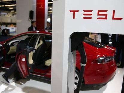 Modelo S de Tesla en una estaci&oacute;n de carga en el sal&oacute;n del motor de Fr&aacute;ncfort (Alemania).