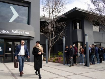 La gente hace cola frente a la sede de Silicon Valley Bank para retirar sus fondos el 13 de marzo de 2023 en Santa Clara, California.