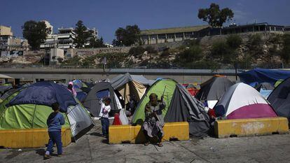 Un grupo de refugiados, en el puerto del Pireo (Grecia).