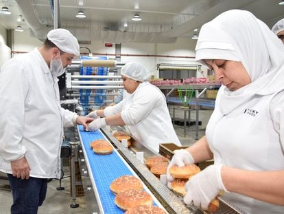 Trabajadores de Vicky Foods en su fábrica de Argelia.