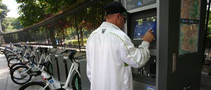 Un usuario utiliza un tótem junto al parque del Retiro.