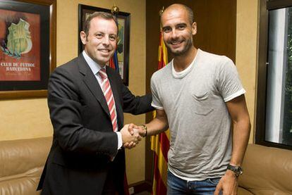 Rosell y Guardiola, tras la renovación del técnico por el Barça.