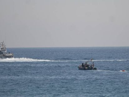 Una lancha traslada el explosivo al mar.