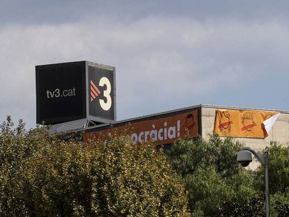 Pancartas a favor del &#039;s&iacute;&#039; en el 1-0 en una fachada de TV3.
