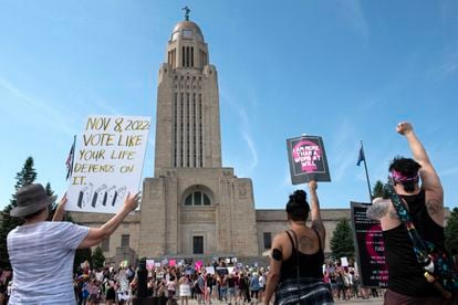 Frente al capitolio de Nebraska (EEUU), un grupo pro-aborto se manifiesta luego de la acusación hecha a la joven y su madre, el 4 de julio de 2022.