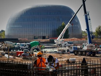 Un soldador y un operario trabajan en las obras del hospital Isabel Zendal, ubicado en el barrio de Valdebebas.