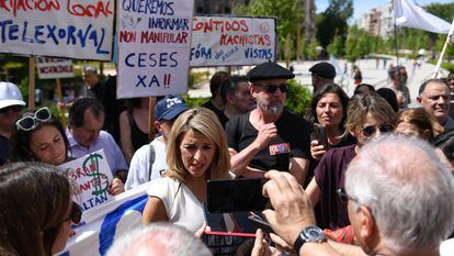 La vicepresidenta segunda, Yolanda Díaz, durante una protesta de los trabajadores de la Corporación de Radio e Televisión de Galicia (CRTVG), frente al Senado, este martes.
