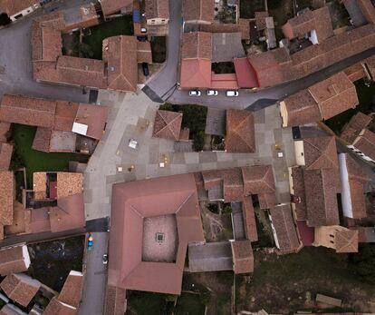 Vista aérea de la plaza de Mansilla Mayor, León.