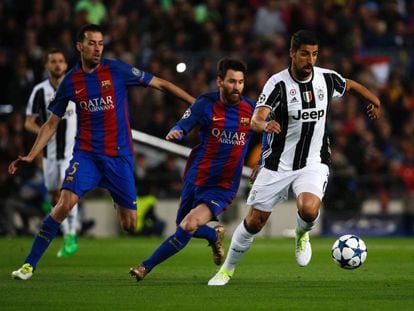 Messi y Sergio Busquets durante el partido ante la Juventus.