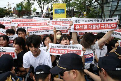 Demonstrators take part in a protest against the discharge of purified radioactive water from the Fukushima nuclear power plant, in front of the building that houses the Japanese embassy in Seoul (South Korea), this Thursday. 