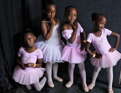 Alumnas de la escuela de Joburg Ballet.