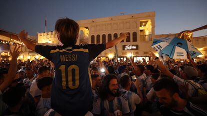 Los aficionados de argentina festejan antes del partido, en Doha, Qatar.