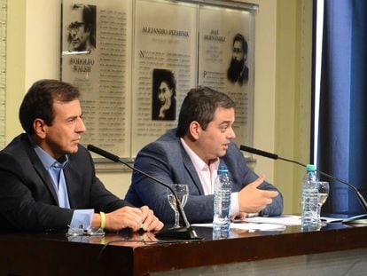 El ministro Jorge Triaca (derecha) y el vicejefe de Gabinete, Mario Quintana, anuncian el pacto con empresas y sindicatos.