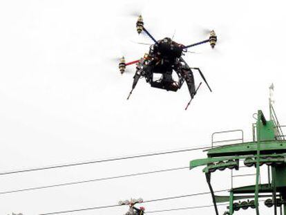 Un dron en maniobra de rescate de altura en Madrid. 