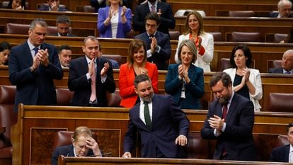 Ramón Tamames recibe aplausos de los diputados de Vox tras su intervención en el debate de la moción de censura.