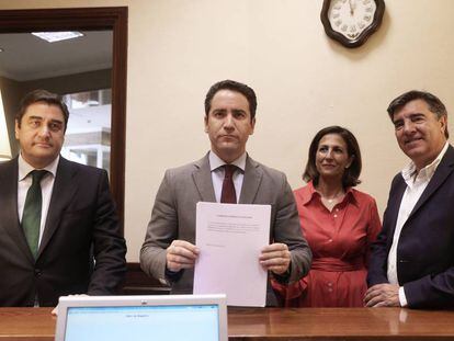 Los diputados del PP Ignacio Echániz, Teodoro García Egea, Isabel Borrego y José Antonio Bermúdez de Castro, ayer ante el registro del Congreso.