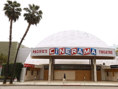 El Cinerama Dome de Los Ángeles, caracterizado por su cúpula geodésica de 21 metros de altura, ha sido uno de los cines más particulares e icónicos de Hollywood. Ahora, seis décadas después de su inauguración, cierra sus puertas víctima de una crisis agravada por la pandemia.