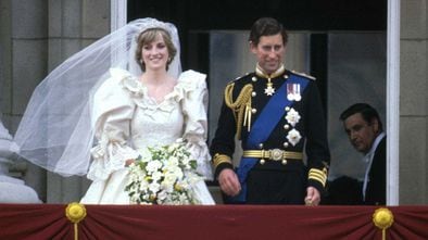 El príncipe de Gales y lady Diana Spencer en el balcón del palacio de Buckingham, el día de su boda, en 1981. En vídeo, exposición en el palacio de Kensington en Londres.