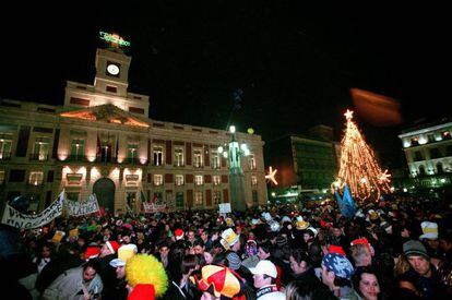 El reloj de la Puerta del Sol, en Madrid, marca las campanadas de fin de a&ntilde;o.
