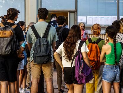 Un grupo de estudiantes, a punto de iniciar los exámenes de acceso a la universidad, en Valencia, el pasado 7 de junio.