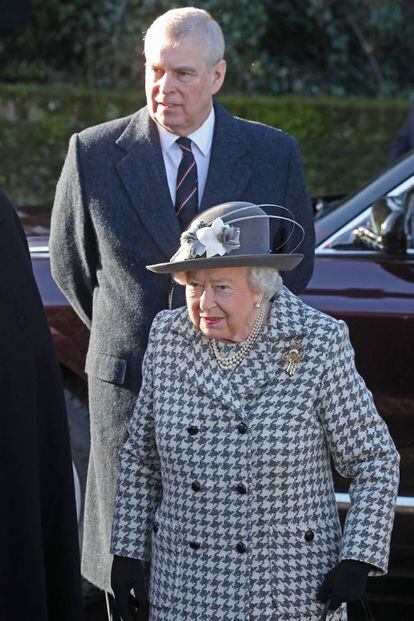 El príncipe Andres y la reina Isabel II, en enero.