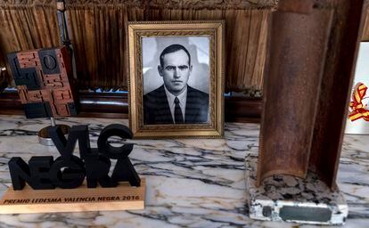 Retrato del padre de Rafael Chirbes, junto con algunos de los premios que ganó el escritor en una cómoda de la casa del autor.