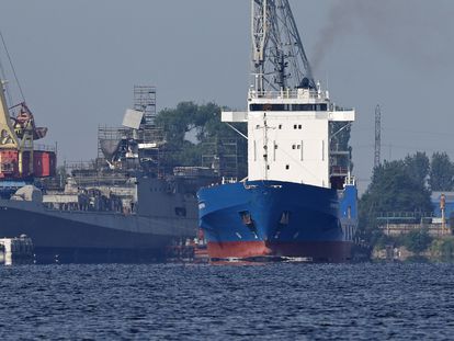 El carguero 'Kholmogory' llega al puerto de Kaliningrado procedente de San Petersburgo, el pasado 30 de junio.