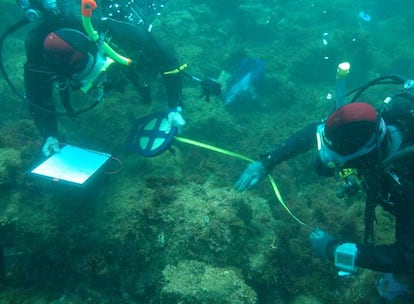 Submarinistas del Centro de Arqueología Subacuática de Andalucía trabajan en la bahía de Cádiz.