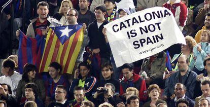 Un aficionado en el Camp Nou con la estelada.