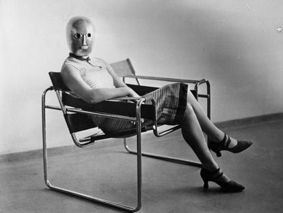 Una estudiante posa con una máscara del Ballet Triádico, de Oskar Schlemmer, sentada en la silla Wassily, de Marcel Breuer, en los años 20.
