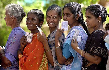 Mujeres indias esperan para votar, con sus carnets de identidad en la mano, en la localidad de Manglipattu.
