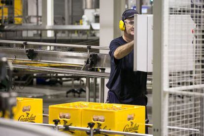 Un trabajador en la fábrica de Cacaolat de Santa Coloma.