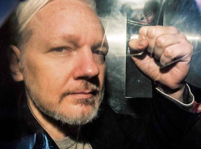 Assange, camino de un tribunal en Londres el pasado mes de mayo.