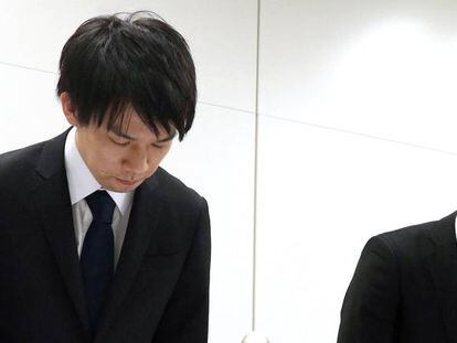 El presidente de Coincheck, Koichiro Wada, a la izquierda, pide disculpas en una rueda de prensa por el robo sufrido por su empresa.