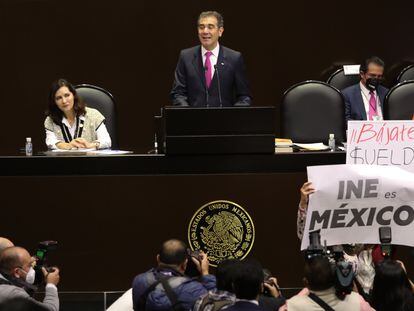 El presidente del INE, Lorenzo Córdova, durante una comparecencia en la Cámara de Diputados en noviembre de 2021, en la que fue increpado por legisladores morenistas.