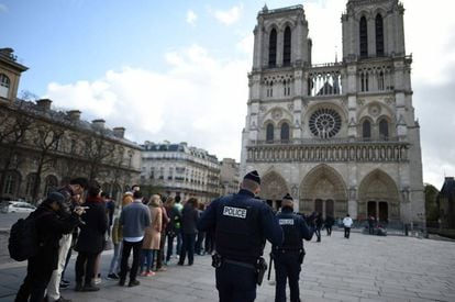 Agentes de la polic&iacute;a francesa patrullan frente a la catedral de Notre-Dame, en Par&iacute;s, el pasado marzo.