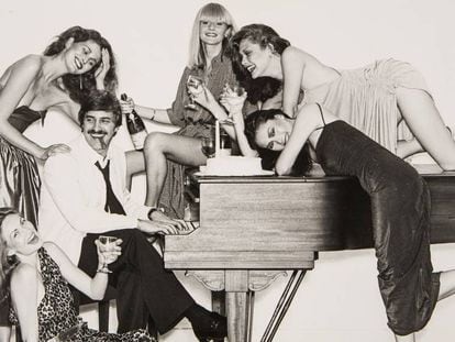 John Casablancas con modelos de su agencia Elite.