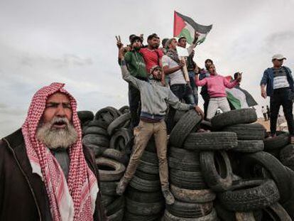 El colapso económico de la Franja tras una década de bloqueo moviliza a una población sin futuro contra la frontera israelí