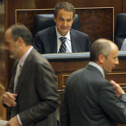 Zapatero, en el Congreso, entre Joan Ridao (ERC), a la izquierda, y Josú Erkoreka (PNV).
